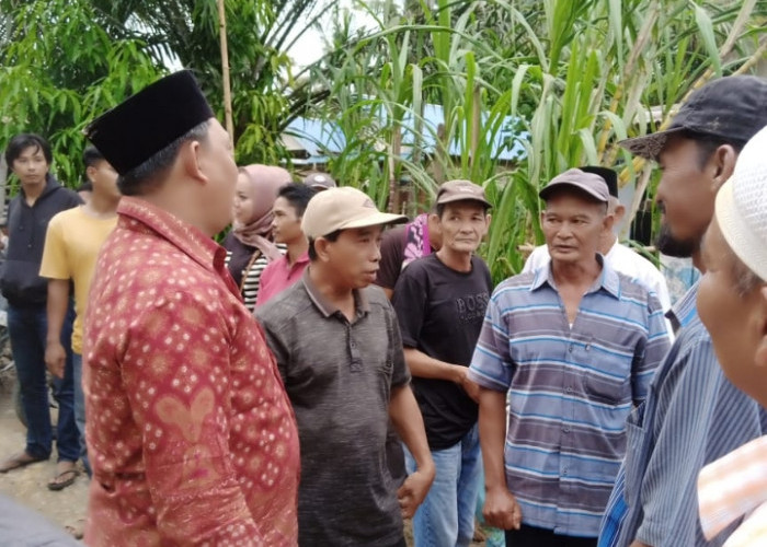 Tinjau Usaha Cungkil Kelapa, Cabup Hairan Panen Dukungan Masyarakat Tanjab Barat 