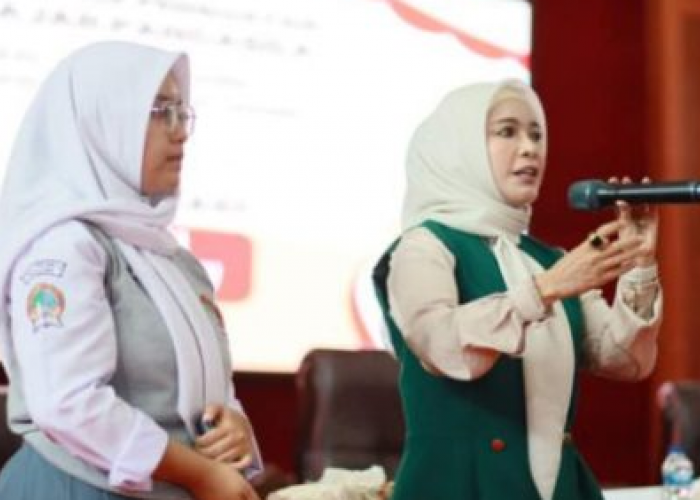 Anggota DPRD Jambi Beri Pemahaman Politik di Hadapan Ratusan Siswa