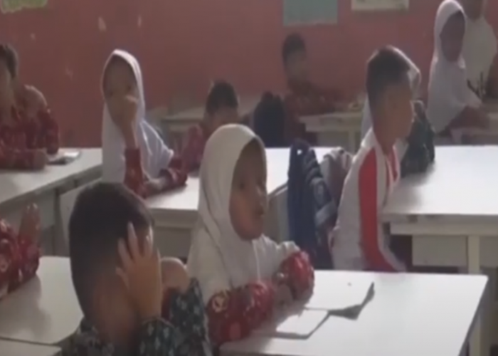 Gerbang Sekolah di Pagar Seng, Siswa SDN 212 Kota Jambi tetap Belajar Normal 