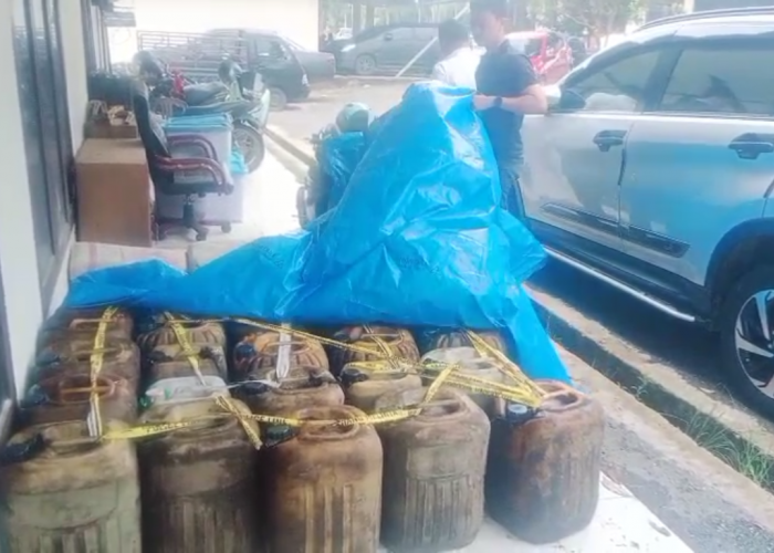 Polres Sarolangun Amankan Truk Bermuatan 21 Galon Solar Subsidi