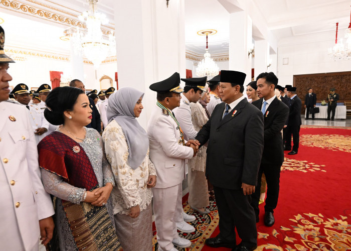 Presiden Prabowo Subianto Lantik dan Bersalaman dengan Wali Kota Jambi Maulana di Istana Negara Jakarta