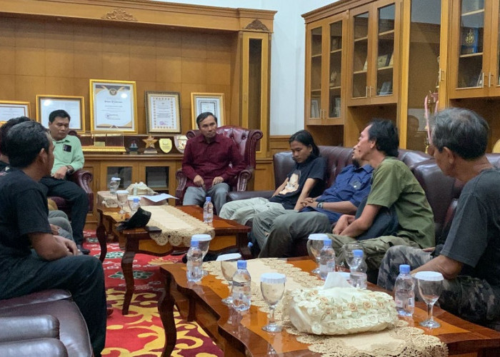 Terima Perwakilan Unjuk Rasa, Ketua DPRD Jambi Edi Purwanto Sampaikan Komitmen Penyelesaian Konflik Lahan