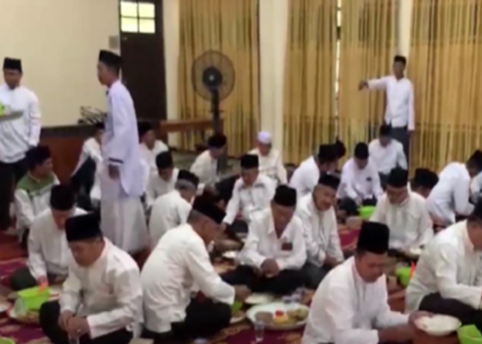 Tradisi Makan Senampan Khas Melayu Jambi 