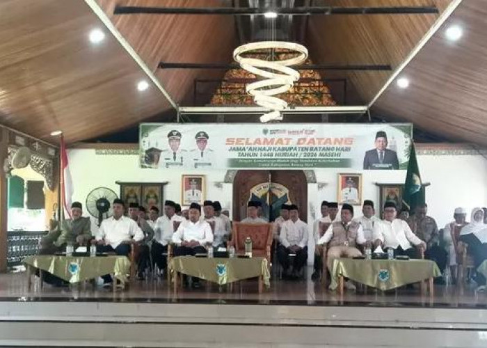 Suasana Haru Warnai Kepulangan 212 Jemaah Haji Batang Hari, Disambut Langsung Bupati Fadhil Arief