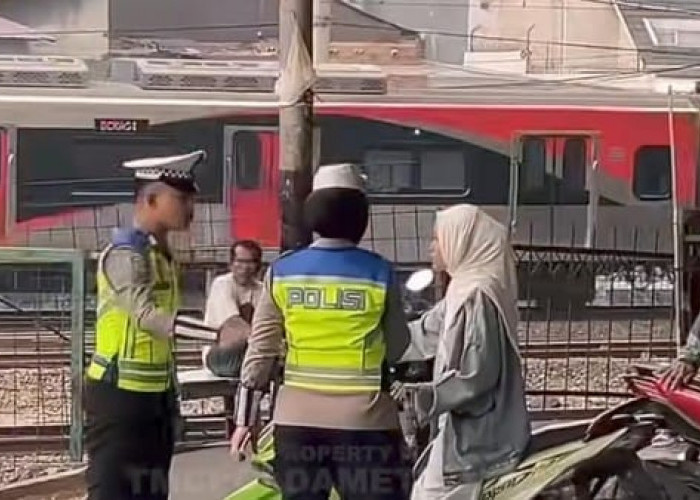 Ditegur Polisi karena Lawan Arah, Wanita Tinggalkan Motor di Penggilingan