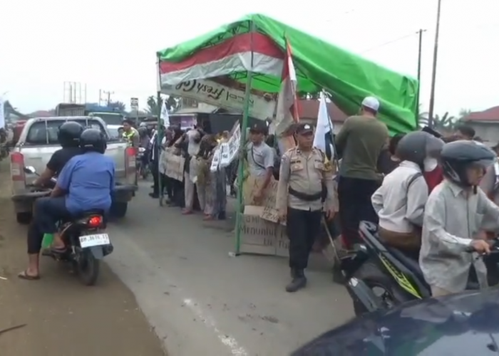 Warga Penyengat Olak Blokade Jalan Nasional Tolak Stockpile Pasir, Lalu Lintas Terganggu