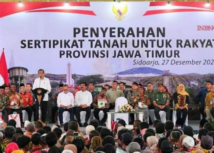 Presiden Jokowi Serahkan 4.000 Sertifikat Tanah di Jawa Timur