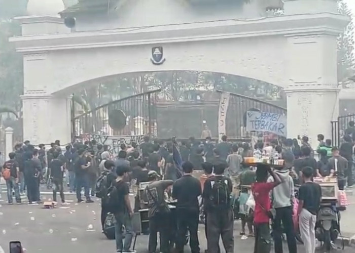 Demo Karhutla di Kantor Gubernur Jambi Berujung Ricuh, Gerbang Roboh dan Massa Dibubarkan Water Cannon
