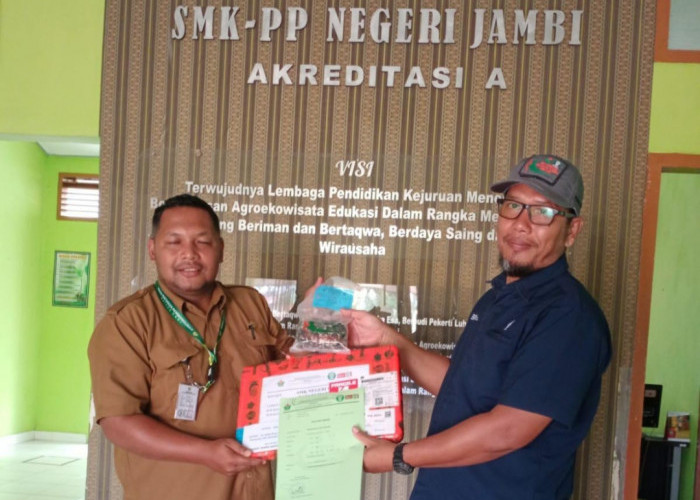 Siapkan SDM Unggul Perkebunan, PTPN IV Regional IV Salurkan 1.000 Bibit Sawit untuk SMK 