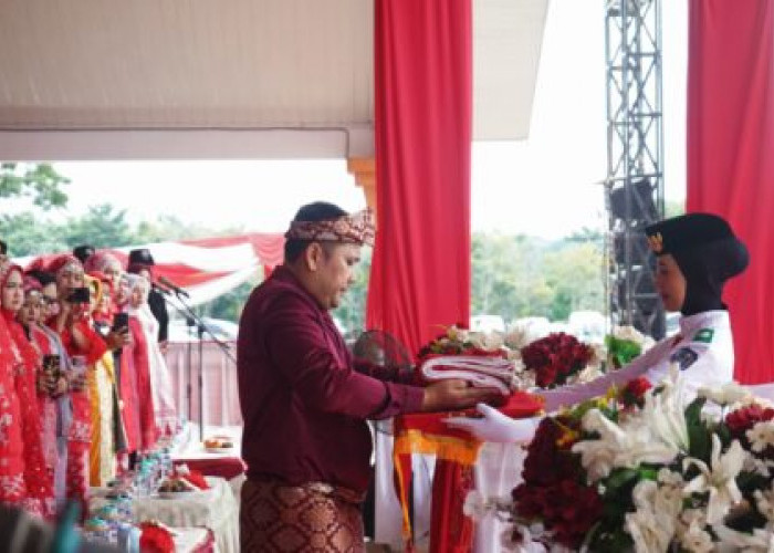 Bupati M. Syukur Pimpin Upacara HUT ke-81 RI, Ajak Warga Jaga Keutuhan NKRI