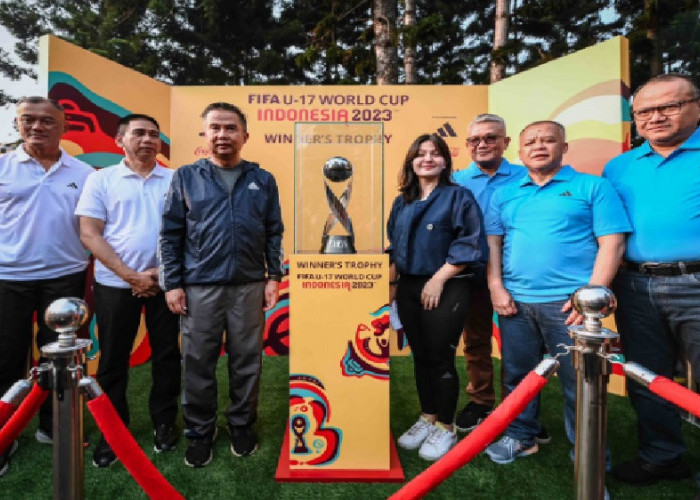 Warga Bandung Sambut Kedatangan Trophy Experience Piala Dunia U-17