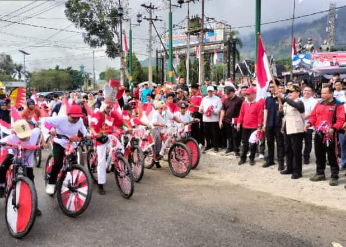 Pembagian Bendera Merah Putih di Sungai Penuh Jelas Hari Kemerdekaan Indonesia 