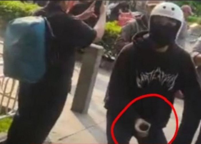 Wartawan Disway Disiram Air Keras oleh OTK saat Meliput Aksi di Polda Metro