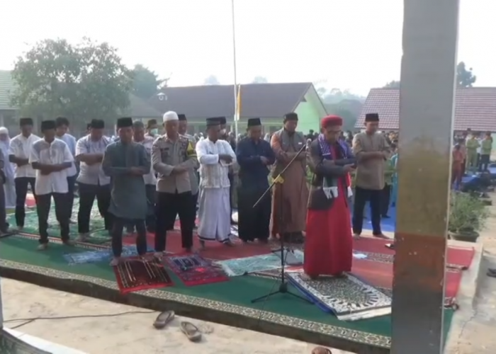 Kemarau Panjang, Ratusan Pelajar SMA Negeri 3 Muaro Jambi Gelar Salat Istisqa