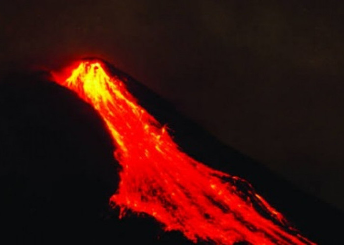 Hari Ini, Gunung Api Keluarkan 12 Kali Lava Pijar Pagi