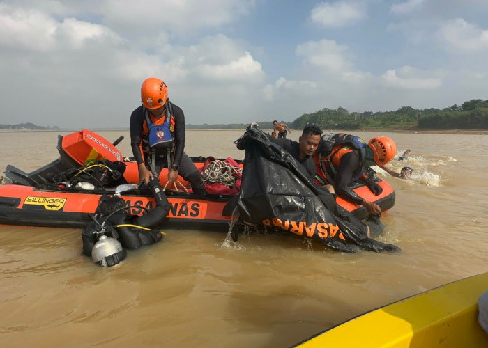 Penyelam Basarnas Jambi Temukan Pemuda yang Tenggelam di Sungai Batanghari