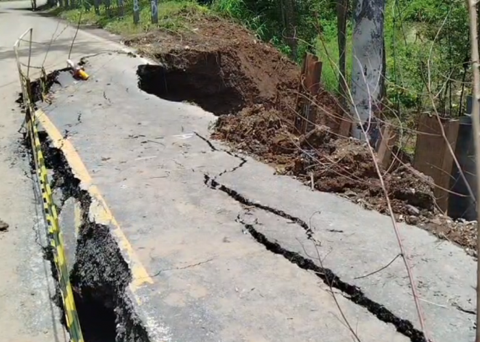  Jalan Amblas di KM 5 Perbatasan Sungai Penuh–Tapan