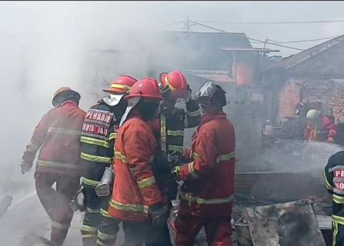 Kebakaran Hanguskan 5 Bedeng di Jambi Selatan, Damkar Turunkan 40 Personel