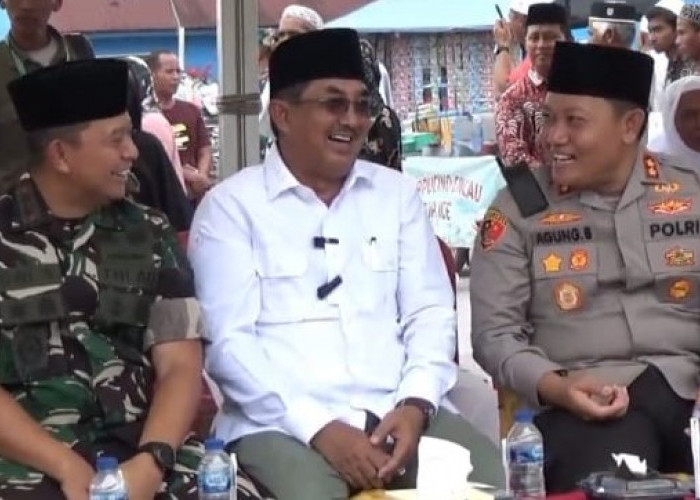BUPATI SAMBUT JAMAAH HAJI KLOTER 19 DI ALUN-ALUN KUALA TUNGKAL