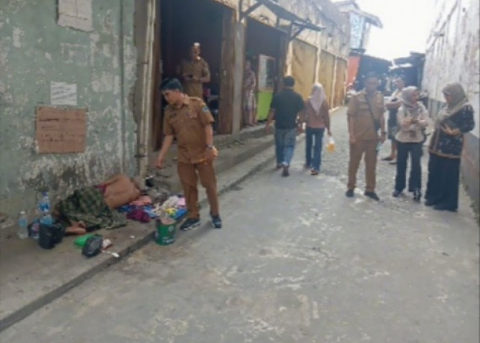 Dinsos Tanjab Barat Jemput Lansia Terlantar di Kawasan Pasar Pelabuhan Abbas 