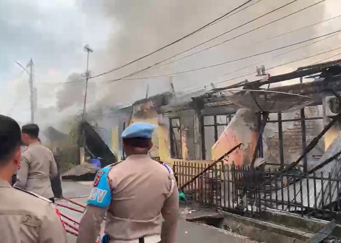 Delapan Rumah Aspol Polda Jambi Terbakar