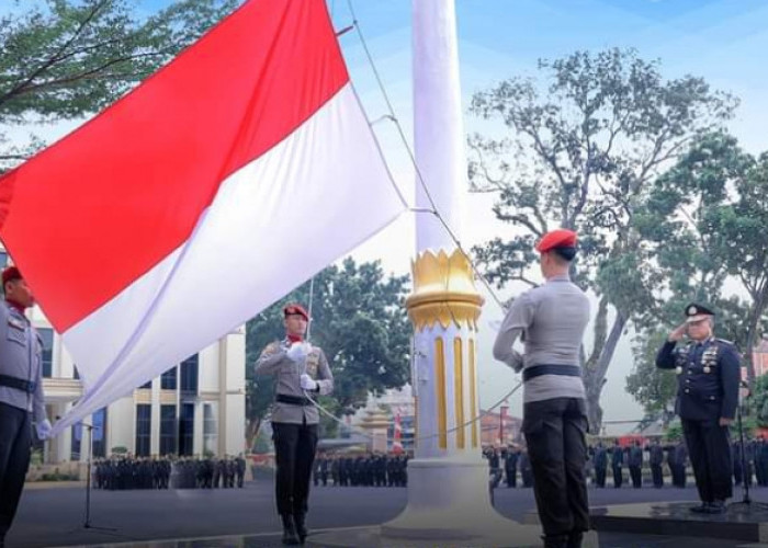 Upacara Pengibaran Bendera Merah Putih di Polda Jambi