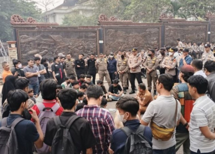 HMI Cabang Jambi Segel Pagar Kantor Gubernur, Tuntut Transparansi Anggaran Karhutla Rp30 Miliar