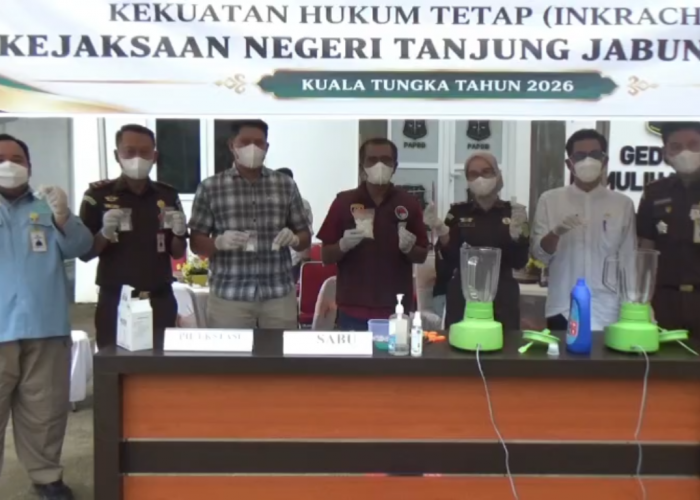 Kejari Tanjab Barat Musnahkan 148,88 Gram Sabu, Ekstasi, dan Senjata Tajam