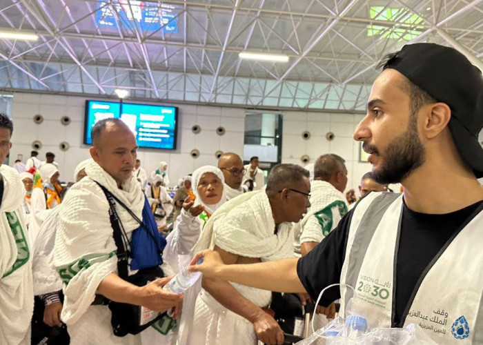 Tiba di Jeddah, Jemaah Haji Indonesia Dapatkan Air Zam-zam Gratis