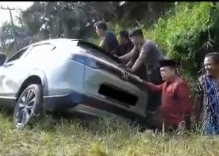 Gubernur Al Haris dan Rombongan Bantu Evakuasi Mobil di Ruas Jalan Batas Muaro Bungo- Merangin
