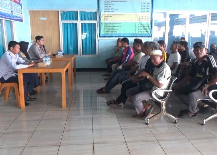 Kapolres Sosialisasikan Keselamatan Berlayar kepada Nelayan dan Nahkoda di Pelabuhan Kuala Tungkal