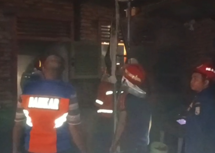 Diduga Korsleting Listrik, Satu Rumah di Telanaipura Dilalap Si Jago Merah