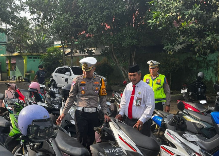 Ditlantas Polda Jambi Edukasi Keselamatan Lalin di Empat Sekolah, Kukuhkan Paskibraka dan Cek Kendaraan Siswa