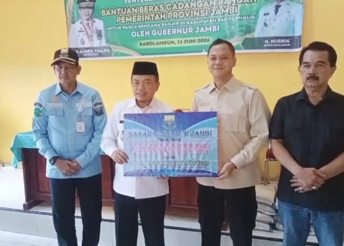 Gubernur Jambi Salurkan Lebih dari 10 Ton Beras untuk Korban Banjir di Sarolangun