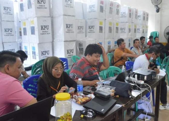Sekda Muaro Jambi Tinjau Rekapitulasi Hasil Penghitungan Suara Pemilu 2024 di Kumpeh Ulu