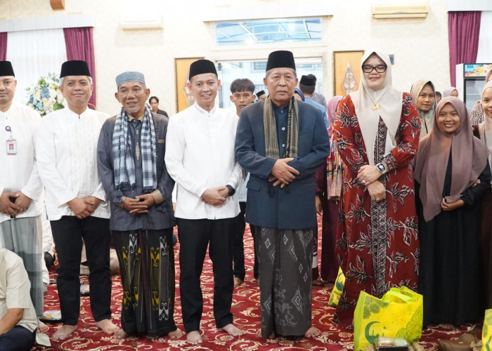 Safari Ramadan, Wagub Sani Serahkan Bantuan Sosial di Tanjab Timur