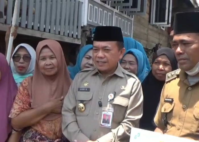 Gubernur Al Haris Tinjau Lokasi Kebakaran di Tanjung Raden, Salurkan Bantuan untuk Korban