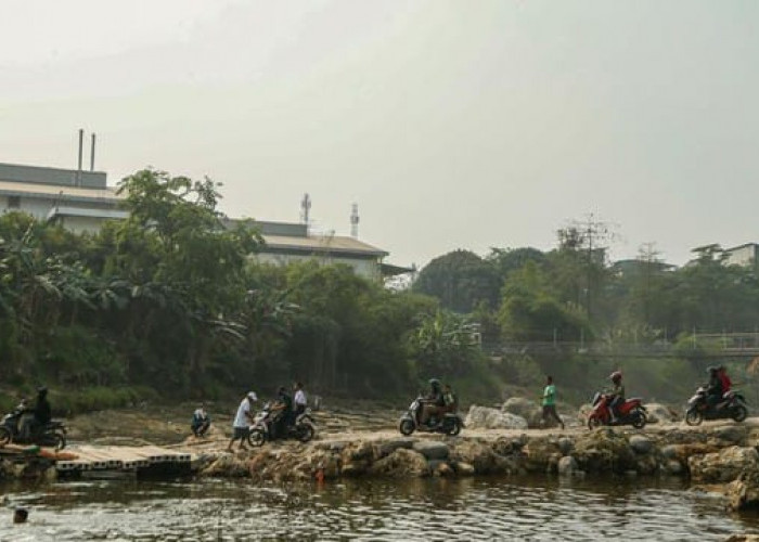 Jembatan Narogong Ditutup, Warga Bertaruh di Jalur Darurat
