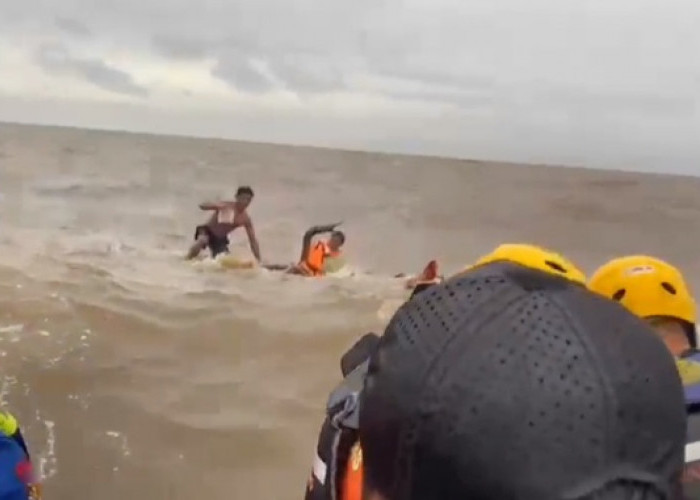 Kapal Tenggelam Dihantam Ombak, 3 ABK diselamatkan Tim SAR Gabungan