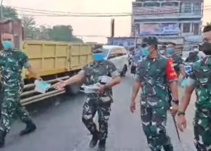 Danrem 042/Garuda Putih Bagikan 6.000 Masker kepada Pengguna Jalan, Waspadai Polusi Udara 