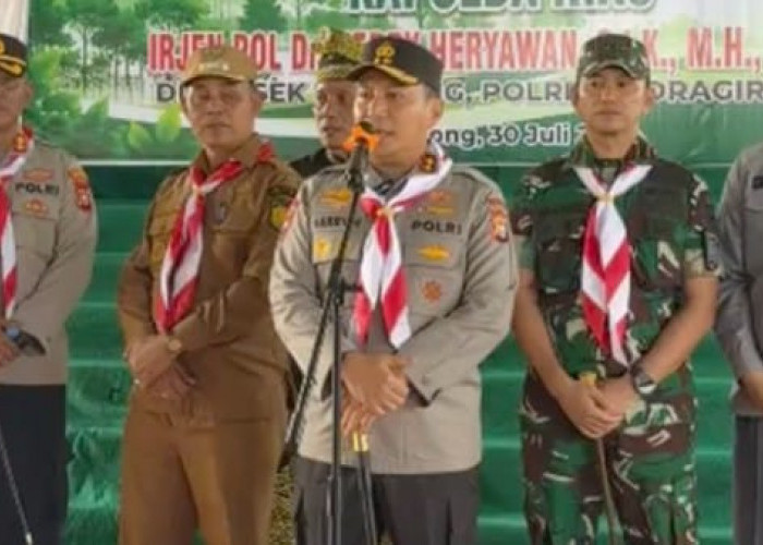 Kapolda Riau Salurkan 20 Mesin Ketinting untuk Nelayan Inhil Lewat Ekspedisi Merah Putih