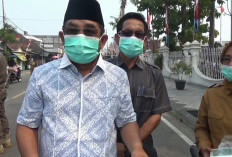 Kabut Asap, Bupati Bagikan Masker kepada Pengendara di Depan Rumah Dinas Bupati