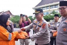 Polda Jambi Berbagi Berkah Ramadan, Bagikan Takjil dan Sembako ke Warga