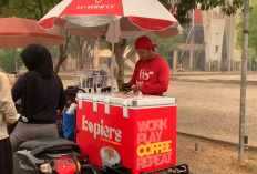 Penjualan Kopi Keliling Masih Bertahan di Tengah Kabut Asap Jambi