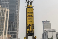 Spanduk Kuning Greenpeace Terbentang di Bundaran HI, Ini Pesan yang Dibawa