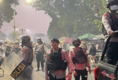 Humanis di Tengah Aksi Karhutla, Danyon A Pelopor AKBP LK Sitinjak Turun Langsung Bersama Personel