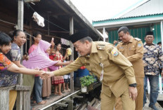 Gubernur Al Haris Salurkan 51 Bantuan Bedrum di Tanjab Barat