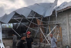 Petugas-masyarakat kerinci bersihkan dampak angin puting beliung 
