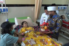 Al Haris dan Helmi Hasan Bagikan Parsel kepada Pasien RSUD Raden Mattaher Jambi  