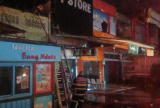 Kebakaran di Kawasan Samping PStore Jambi di Depan Hotel Aston